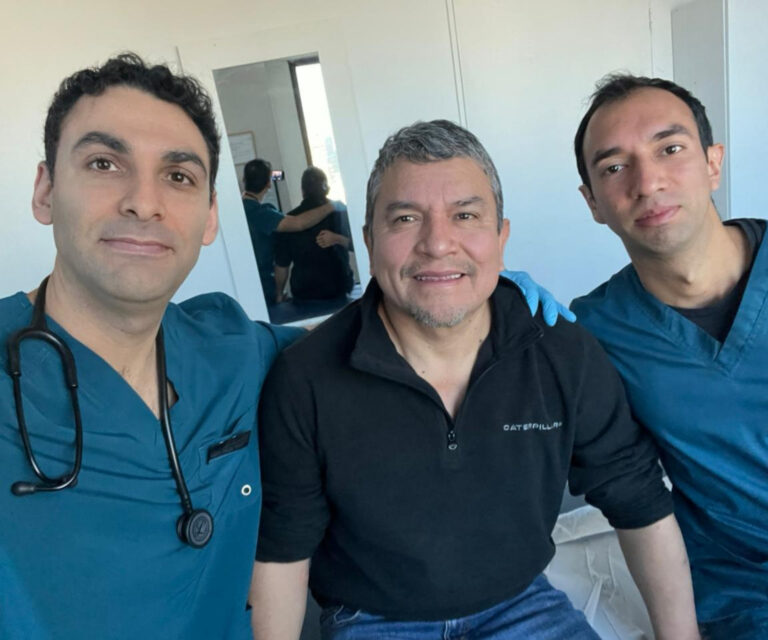 El Dr. Paulsen junto a un paciente en recuperación de Neuropatía y un integrante del equipo de la Clínica de Medicina Curativa