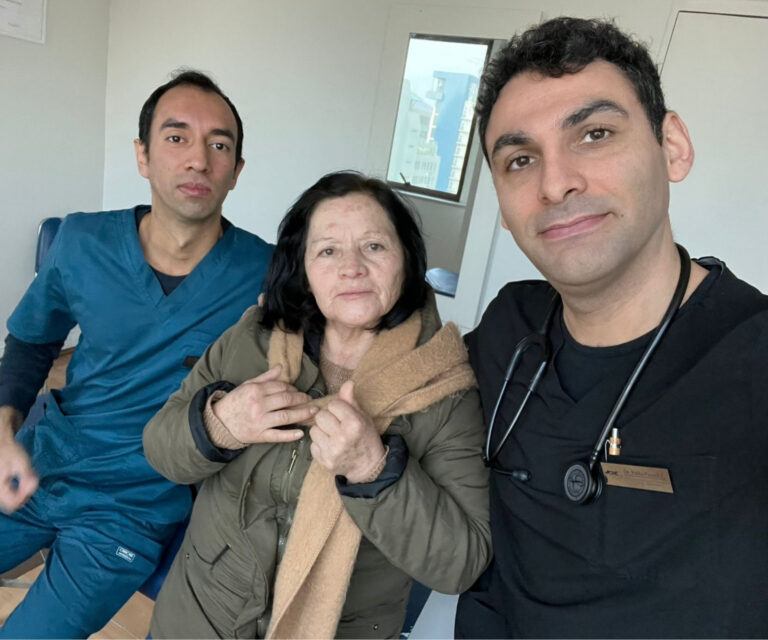 El Dr. Paulsen junto a una paciente en recuperación de Raquiestenosis y un integrante del equipo de la Clínica de Medicina Curativa