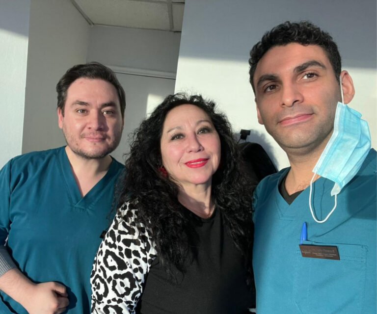 El Dr. Paulsen junto a una paciente en recuperación de lesión Cervical y un integrante del equipo de la Clínica de Medicina Curativa.